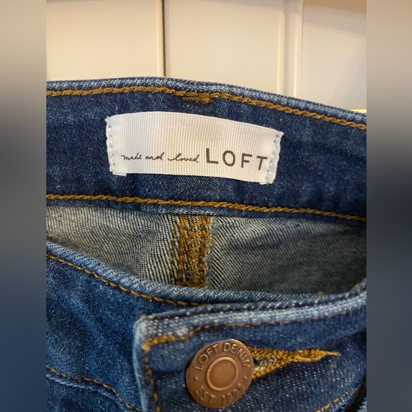 LOFT High Rise Dark Blue Jeans stylish frayed hem. Excellent Condition size 4/27 - Picture 2 of 6